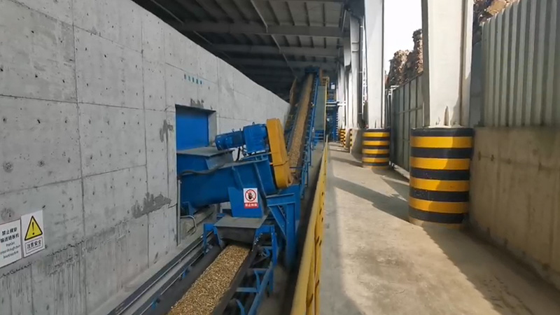 Raw material conveying system